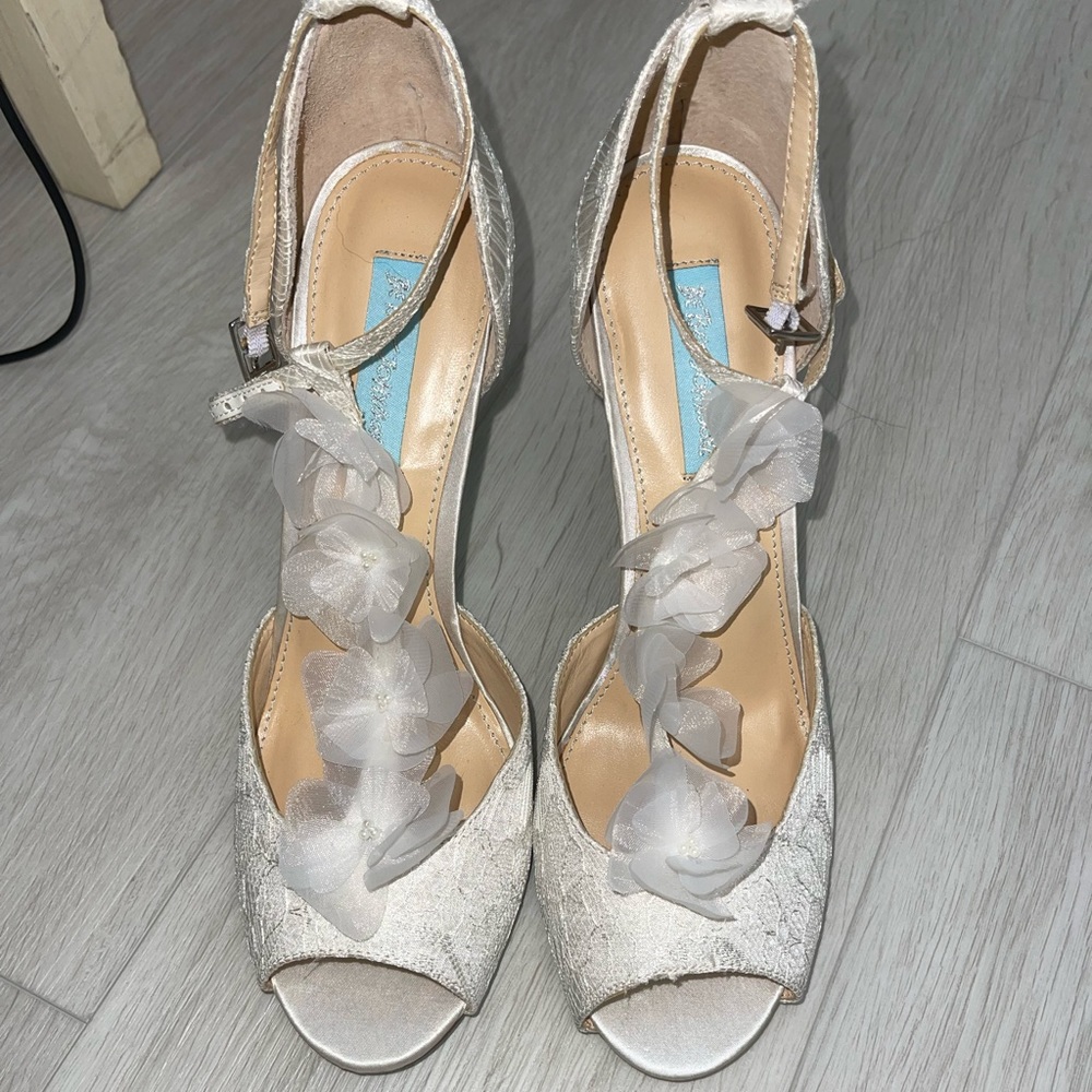 Betsey Johnson Blue bottom wedding heels - Picture 1 of 3